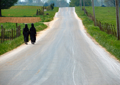 Amish_women_walking