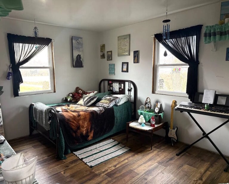 Inside The Home Of A “Musical” Amish Family (21 Photos)