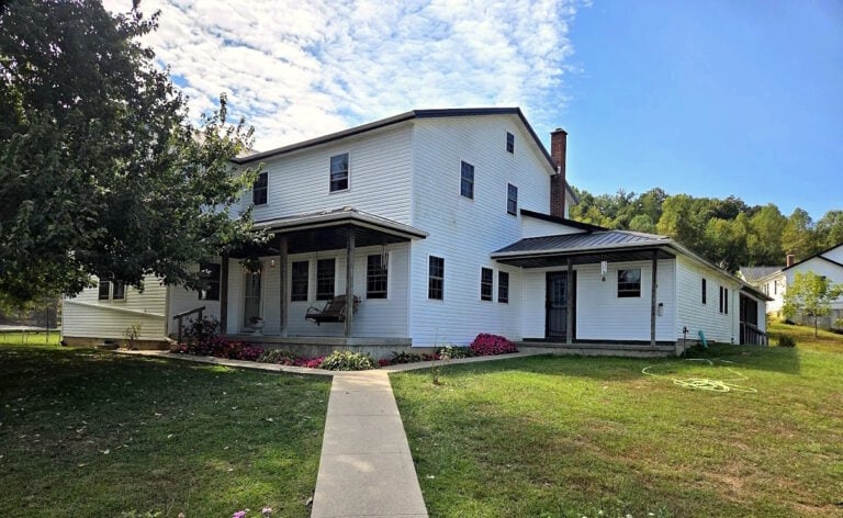 10 Bedrooms, No Bathrooms: Inside A $1.5 Million Amish Farmstead (47 Photos)