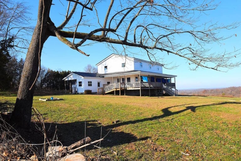 Inside a 3,000-Square-Foot Amish Farmhouse on 38 Acres — With Just an Outhouse (29 Photos)