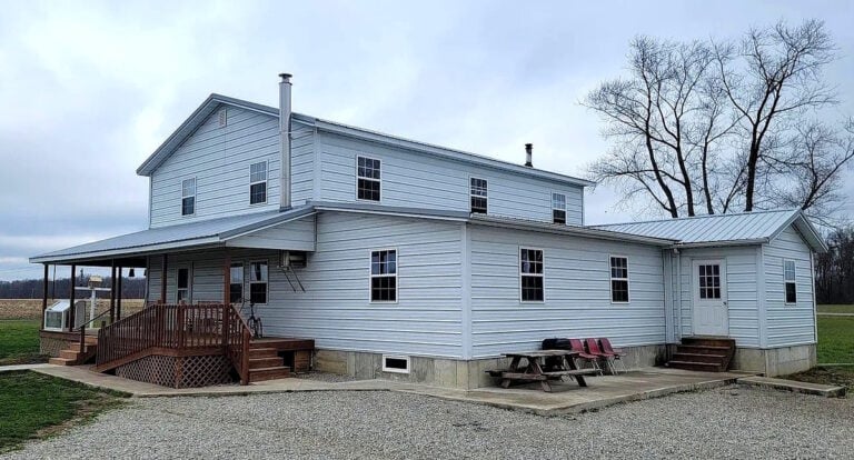 This 6-Bedroom Indiana Amish Home Is Missing One Big Thing (22 Photos)