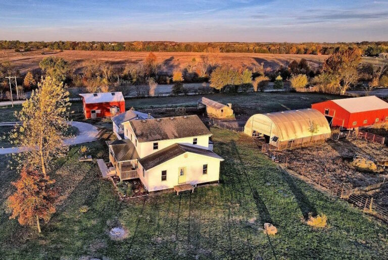 Inside A “Charming Farmstead” Amish Home (17 Photos)