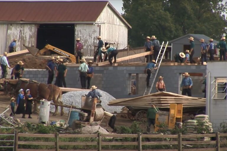 The Amish Barn Raising (14 Images & Excellent Documentary) - Amish America