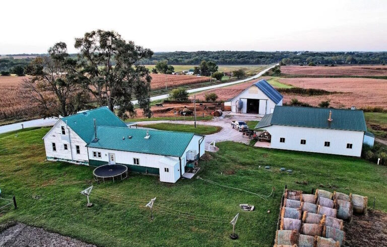 Inside An Amish Home With One Eyebrow-Raising Detail (17 Photos)