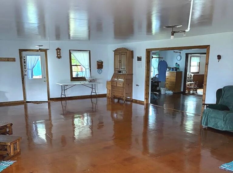 This Pennsylvania Amish Home Has Floors So Glossy They Shimmer (20 Photos)