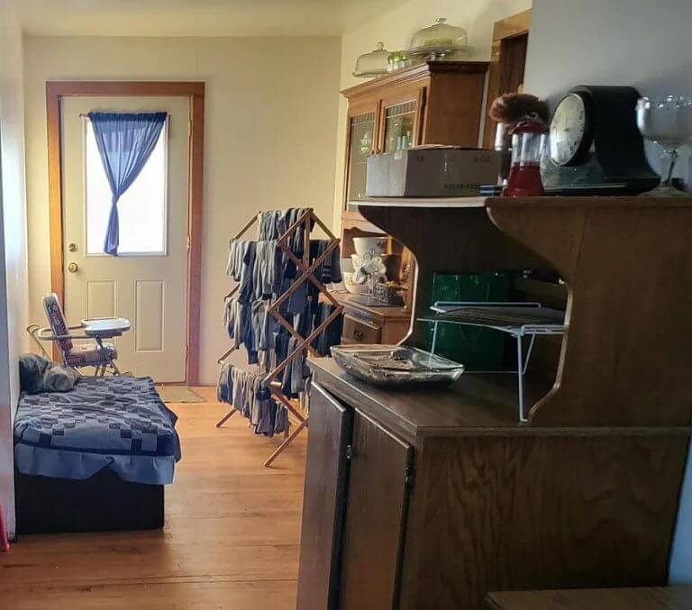 Inside A South Dakota Amish Home (11 Photos)