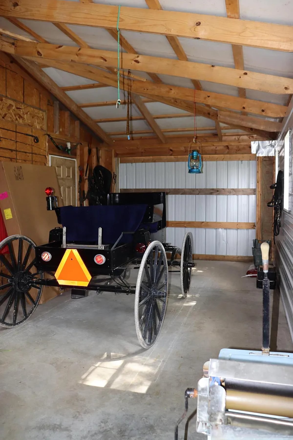 The rear of an Amish buggy showing the SMV triangle and reflectors