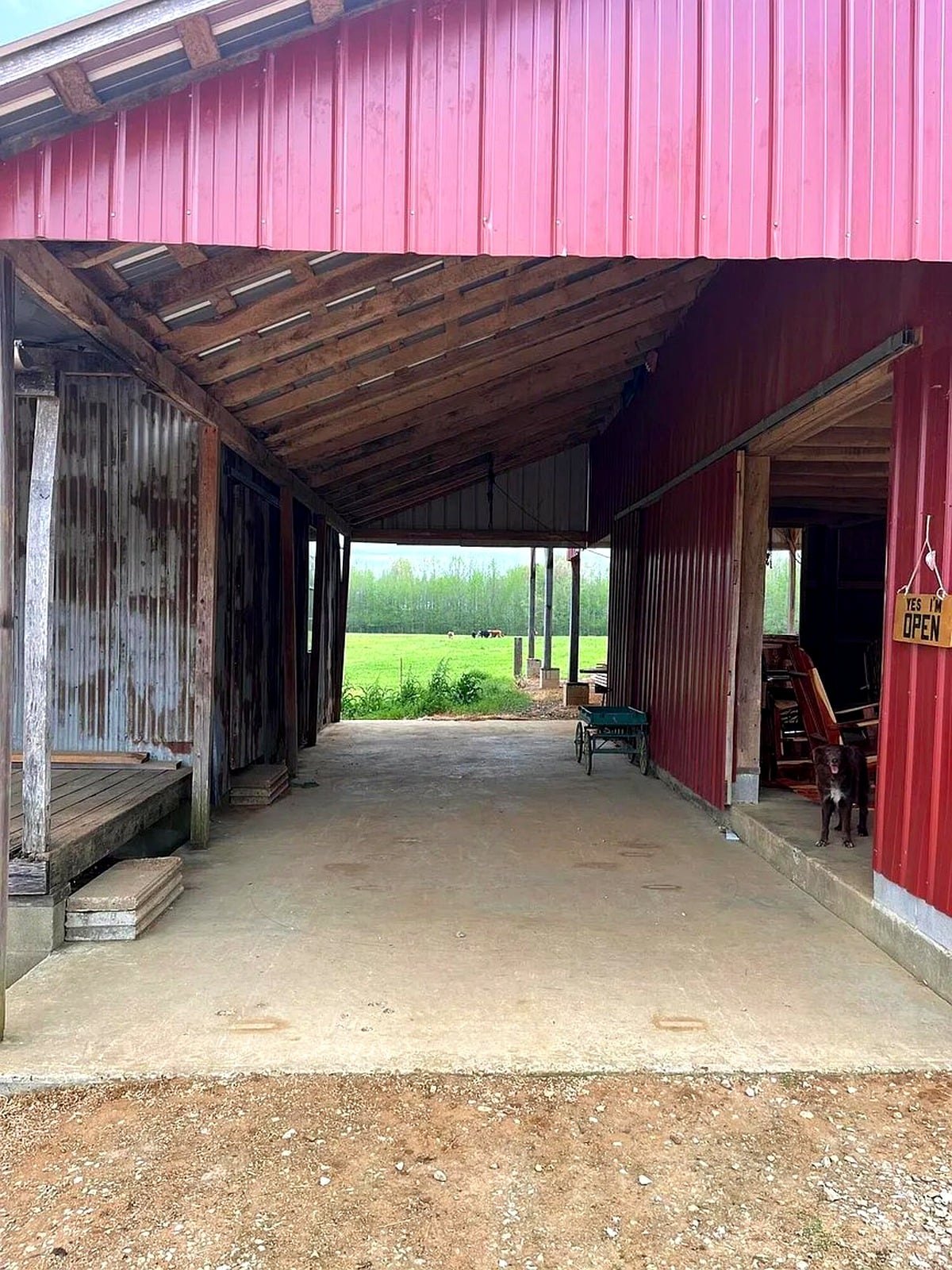 Breezeway entrance to Amish furniture shop in Mississippi with Yes I'm Open sign