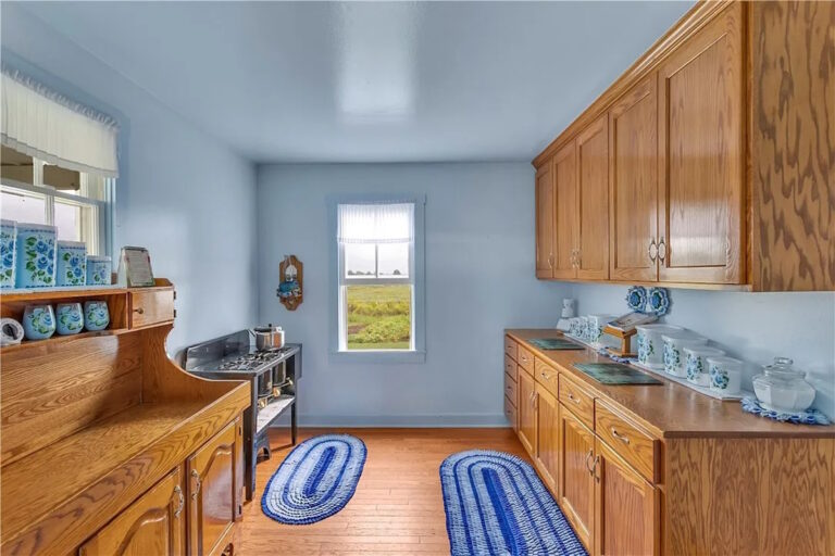 Inside A Picture-Perfect Pennsylvania Amish Home (22 Photos)