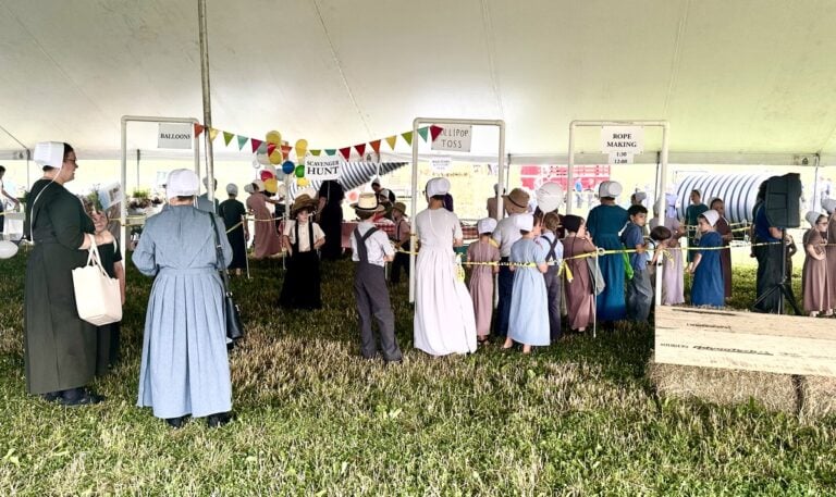 Thousands of Amish Turn Out For Ohio “Family Farm Field Days” (13 Photos)