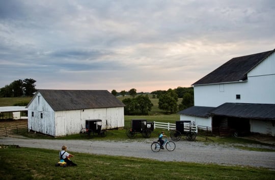 ohio-holmes-county-children-playing-farm
