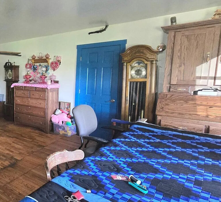 Inside An Amish “Hobby Farm” Home (22 Photos)