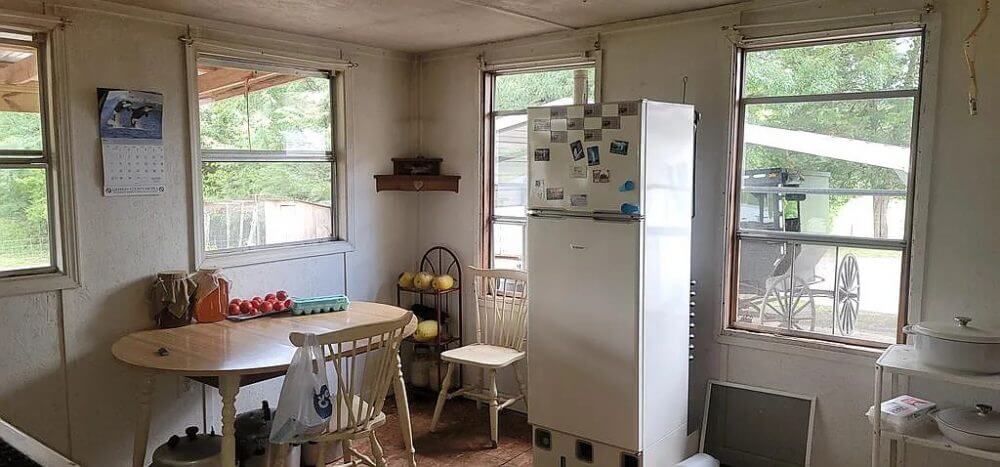 Inside an Amish Mobile Home (And Horse Farm) – 32 Photos - Amish America