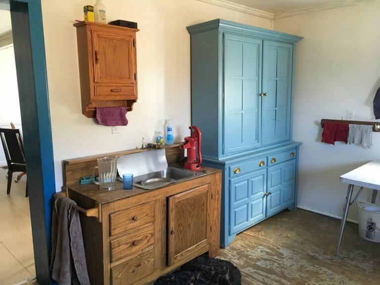 Inside A No-Frills Amish Home: 4 Bedrooms, 0 Bathrooms (24 Photos)