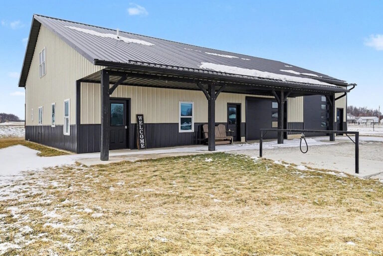 A Solar-Powered Amish Barndominium? Here’s What It Looks Like Inside (19 Photos)