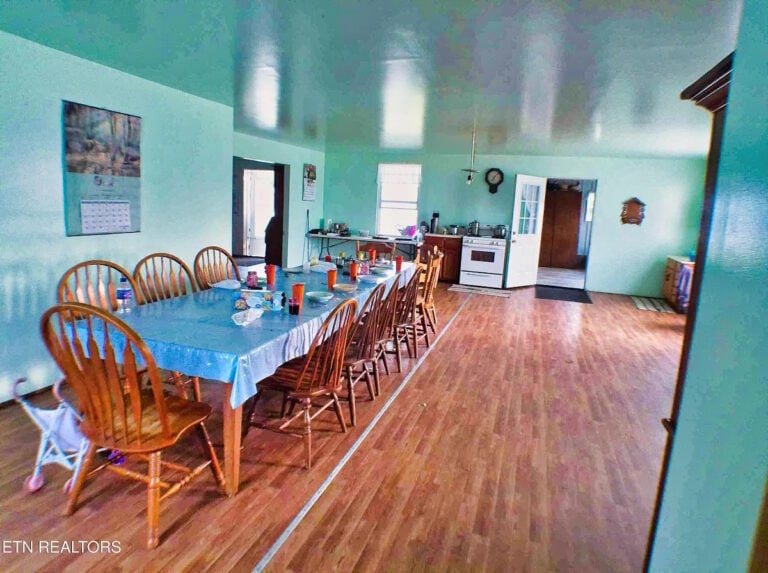 Inside A Tennessee Amish Home With “Unrivaled Views” (18 Photos)